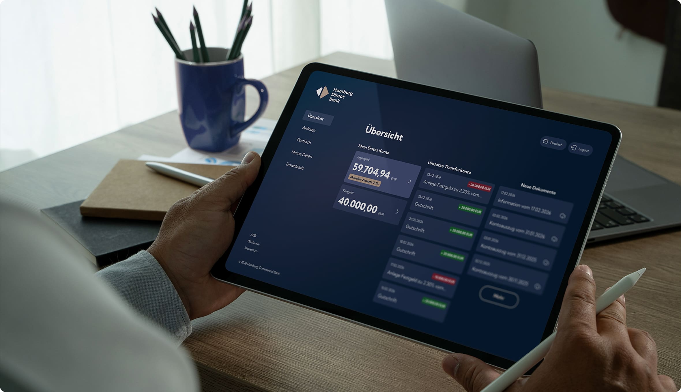 Depot Übersicht der Hamburg Direct Bank App auf einem Tablet mit Kontostand, Transaktionen und Dokumenten Bereich.